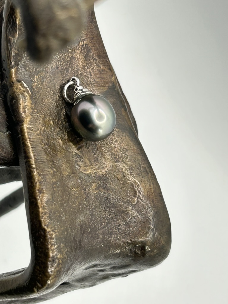 Grey pearl pendant