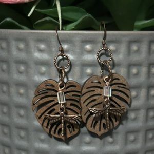 Monstera dragonflies
